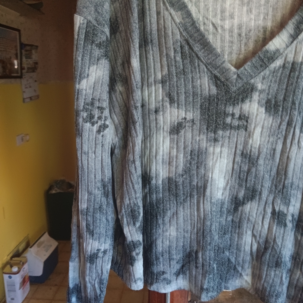 PINK Victoria's Secret Ribbed V-Neck Long Sleeve Top in Black and Gray Tie-Dye - Picture 4 of 6